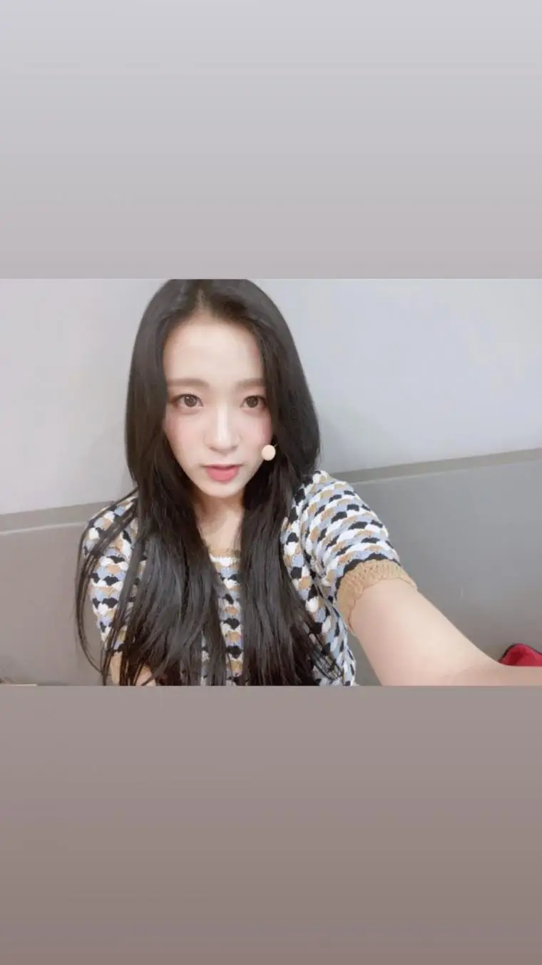 에이프릴 (쇼음중 OOTD)