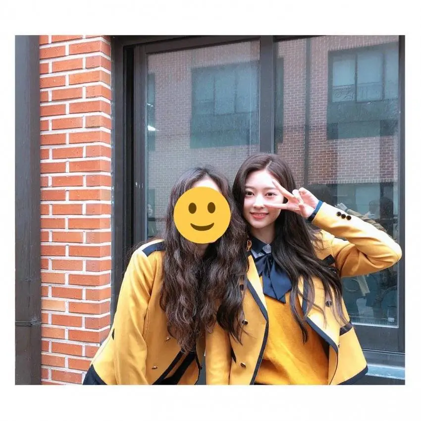 고등학교 졸업한 김민주 #아이즈원.jpgif