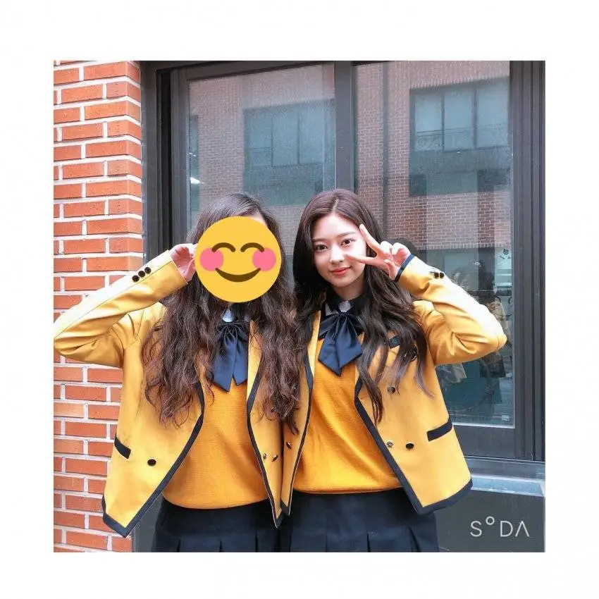 고등학교 졸업한 김민주 #아이즈원.jpgif