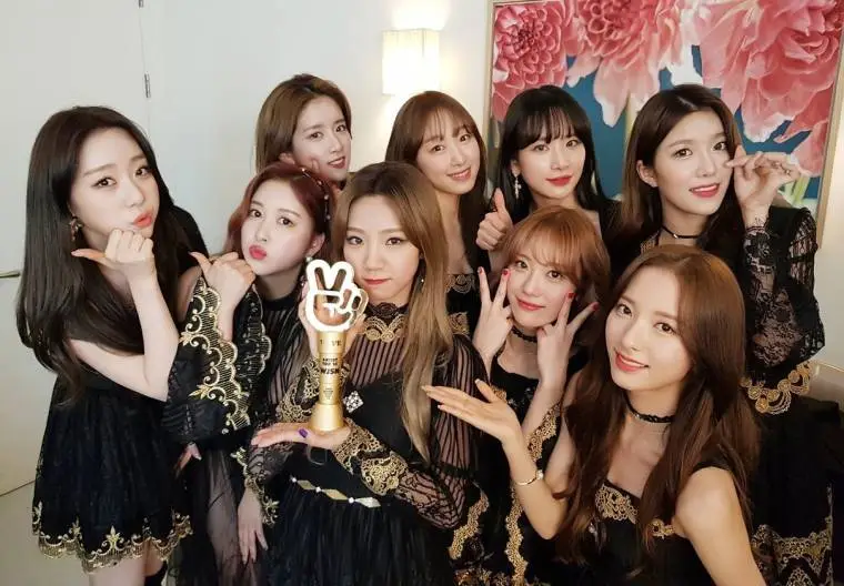 브이앱 탑10 아티스트 상 받은 우주소녀.jpgif