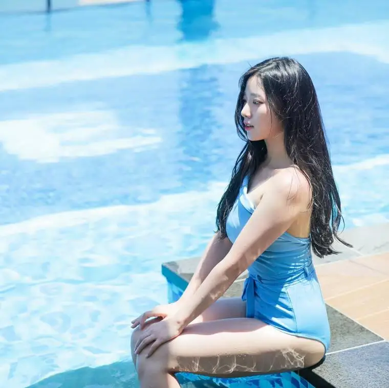 수영장에서 베리굿 조현.jpg