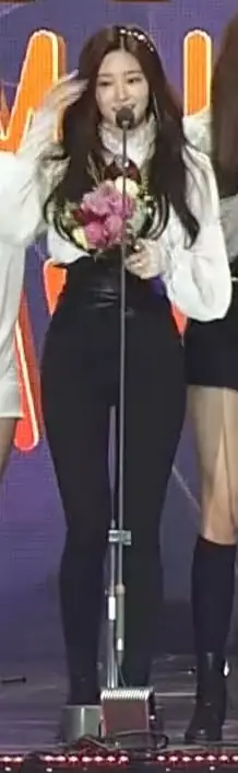 아이즈원 김민주 골반라인.jpg