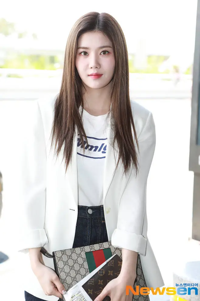 출국하는 #아이즈원 #권은비.jpg