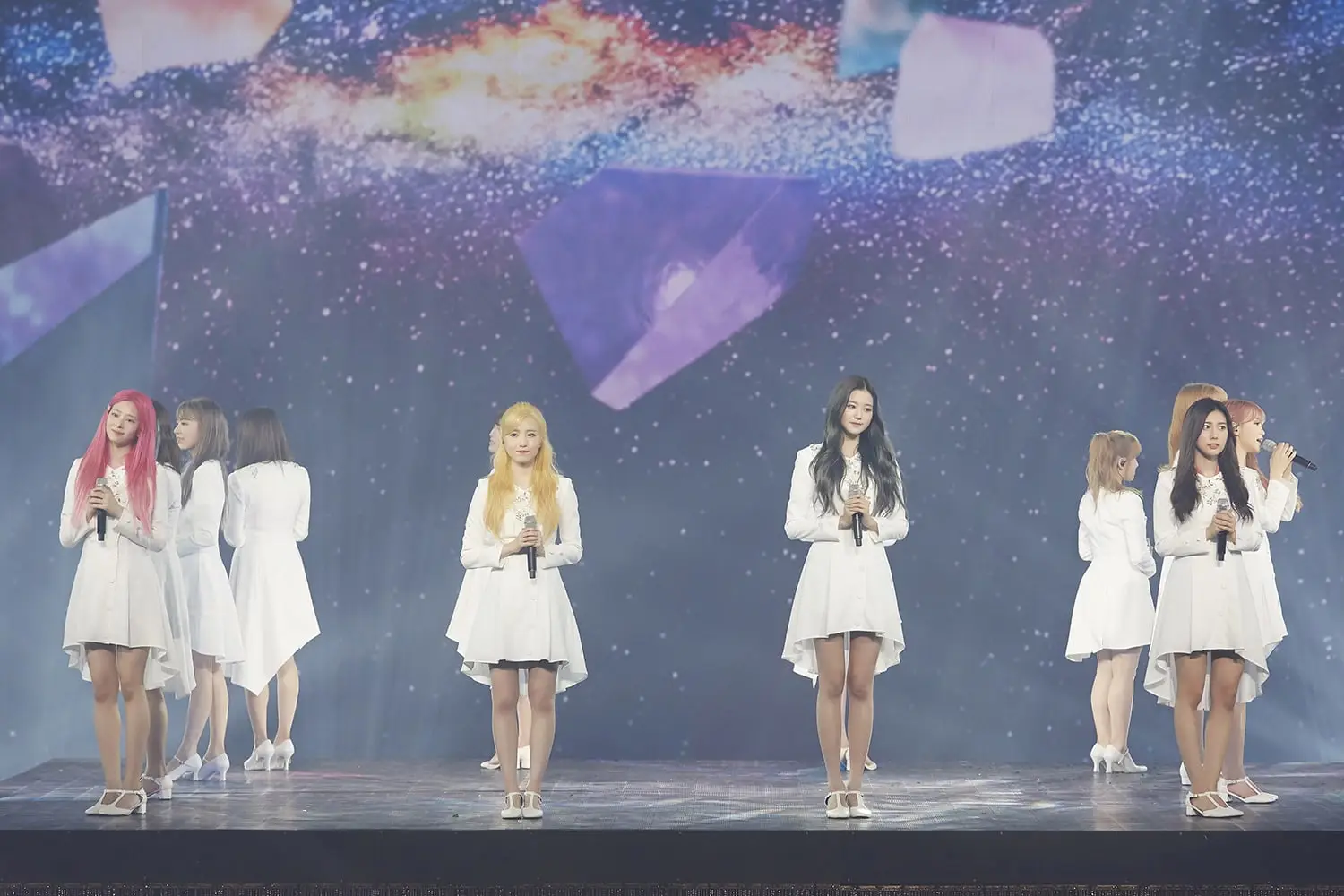 #아이즈원 콘서트 무대 공식 포토.jpg
