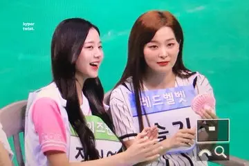 아이즈원 원영에게 손선풍기 쐬주는 레드벨벳 슬기.jpg