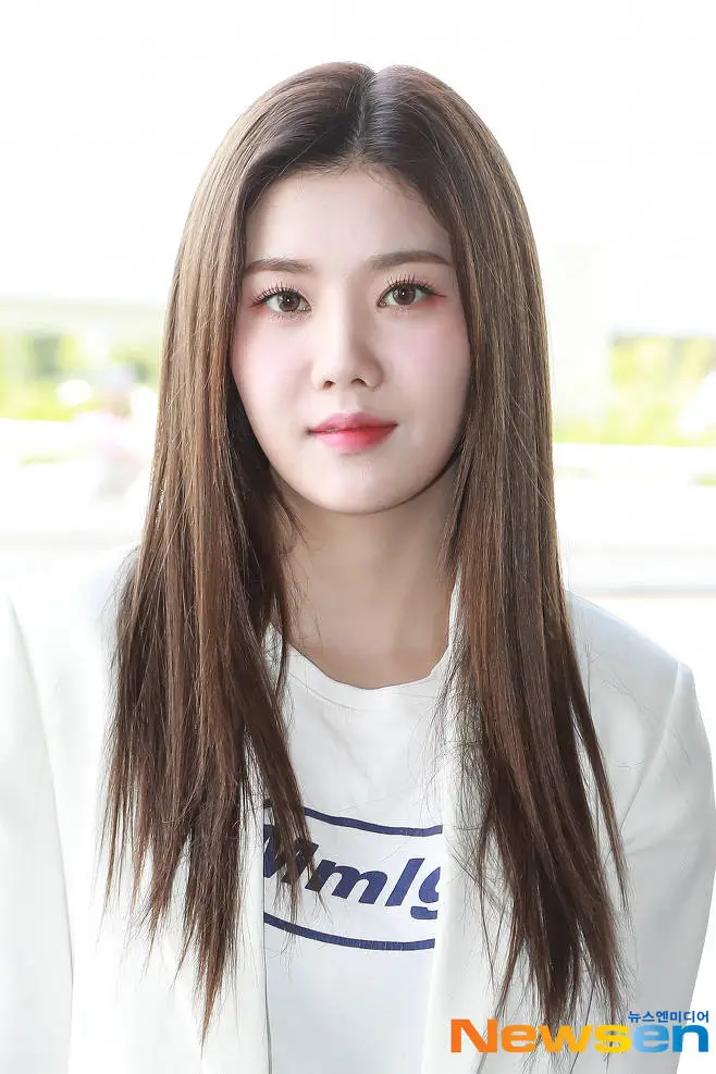 출국하는 #아이즈원 #권은비.jpg