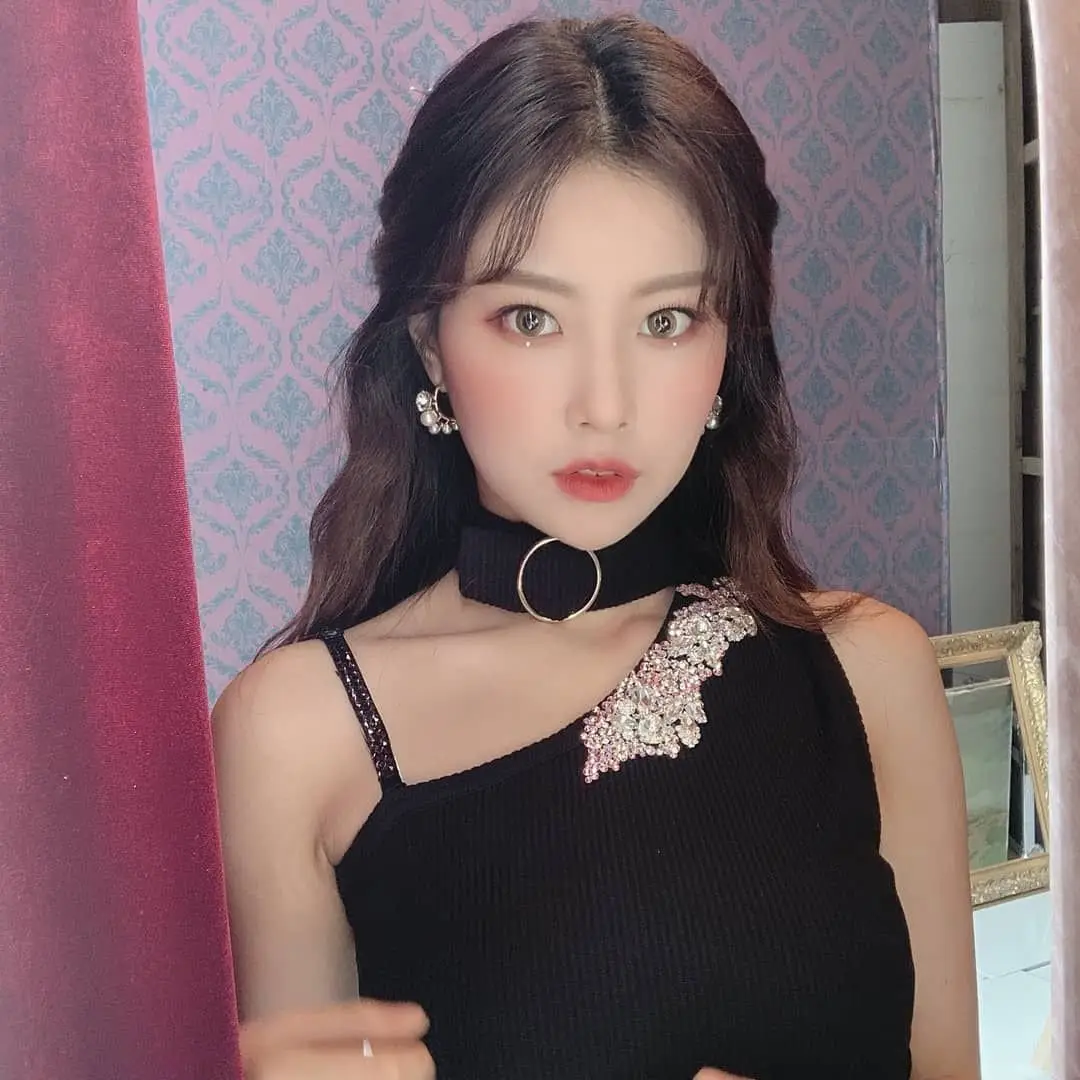 [뱀파이어] 아이즈원 강혜원 & 사쿠라.jpg