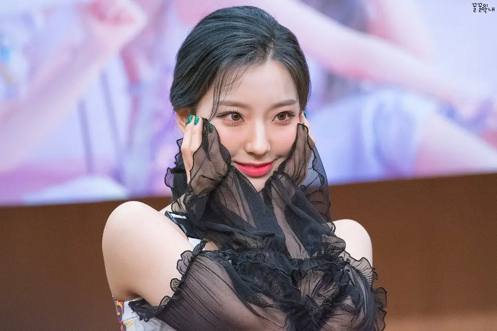 #프로미스나인 캡틴 #새롬.jpg