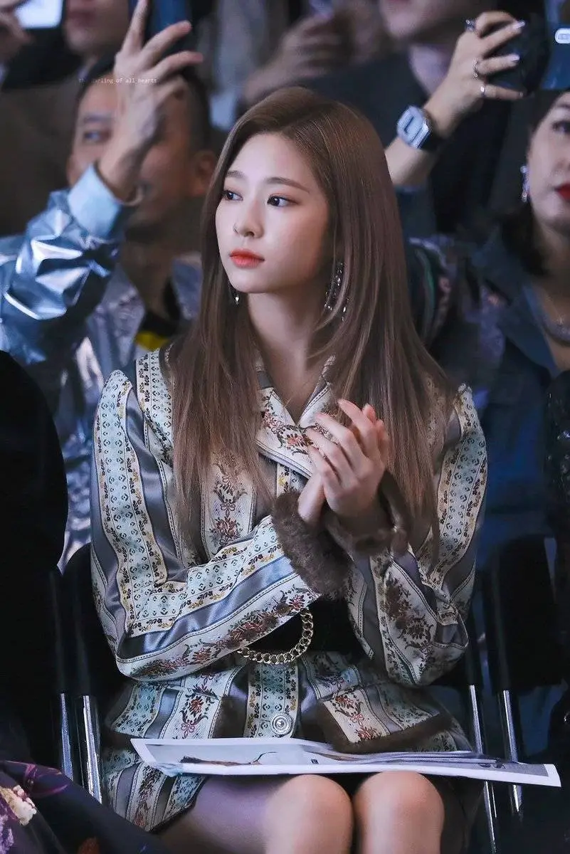 [어제자 서울패션위크] 아이즈원 김민주
