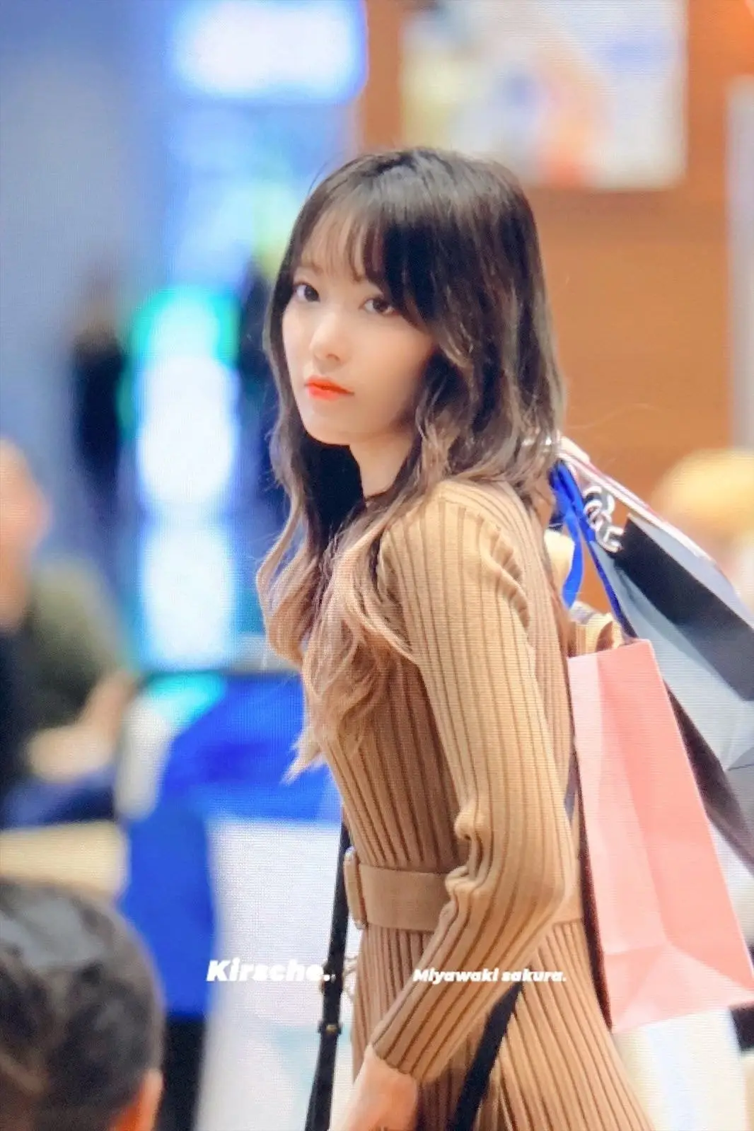 오늘자 긴머리 웨이브로 나타난 사쿠라