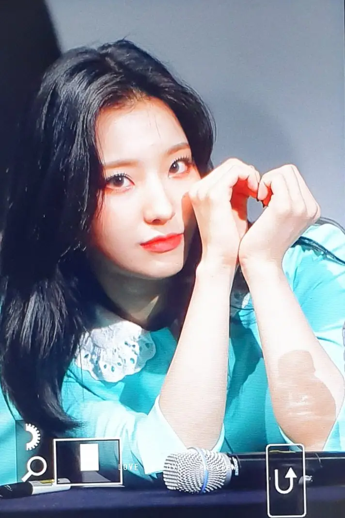 #프로미스나인 #이새롬 (팬사인회).jpg