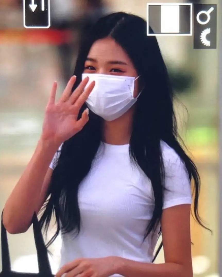 마스크 쓰고 입국하는 장원영.jpg (프리뷰)