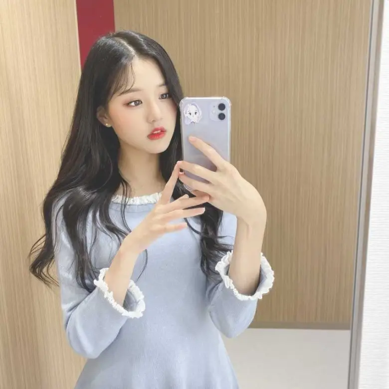 셀카찍는 아이즈원 장원영.insta