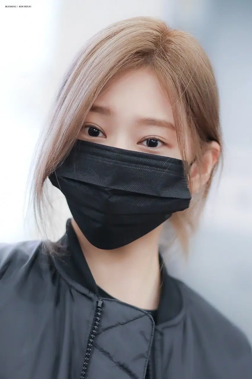 마스크 쓴 아이즈원 김민주.jpg