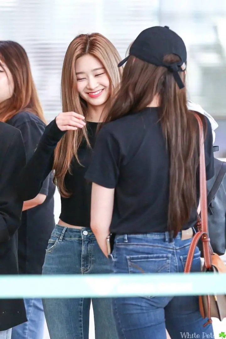 공항에서.. #아이즈원 #김민주.jpg