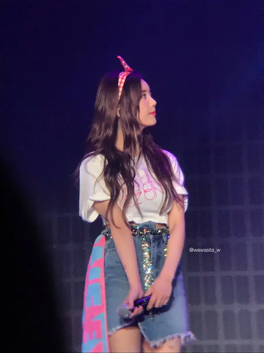 모닝 권은비.jpg
