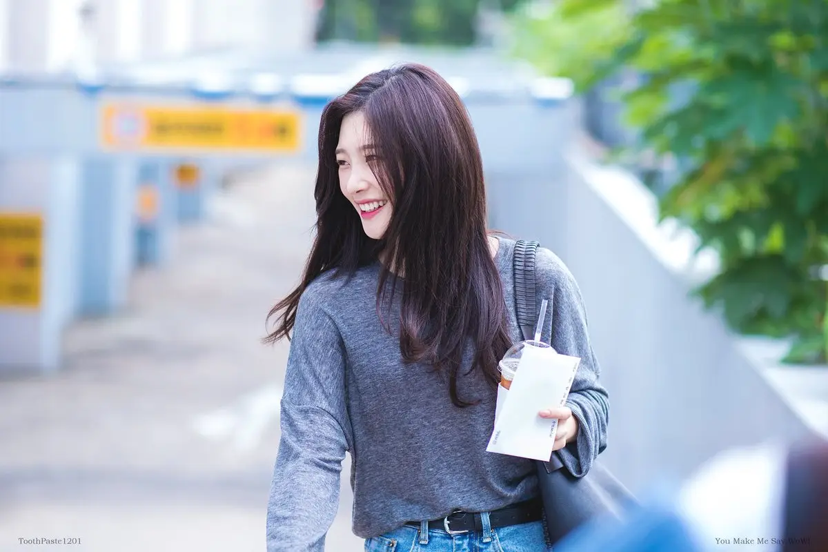 앞머리 잘랐던 정채연.jpg