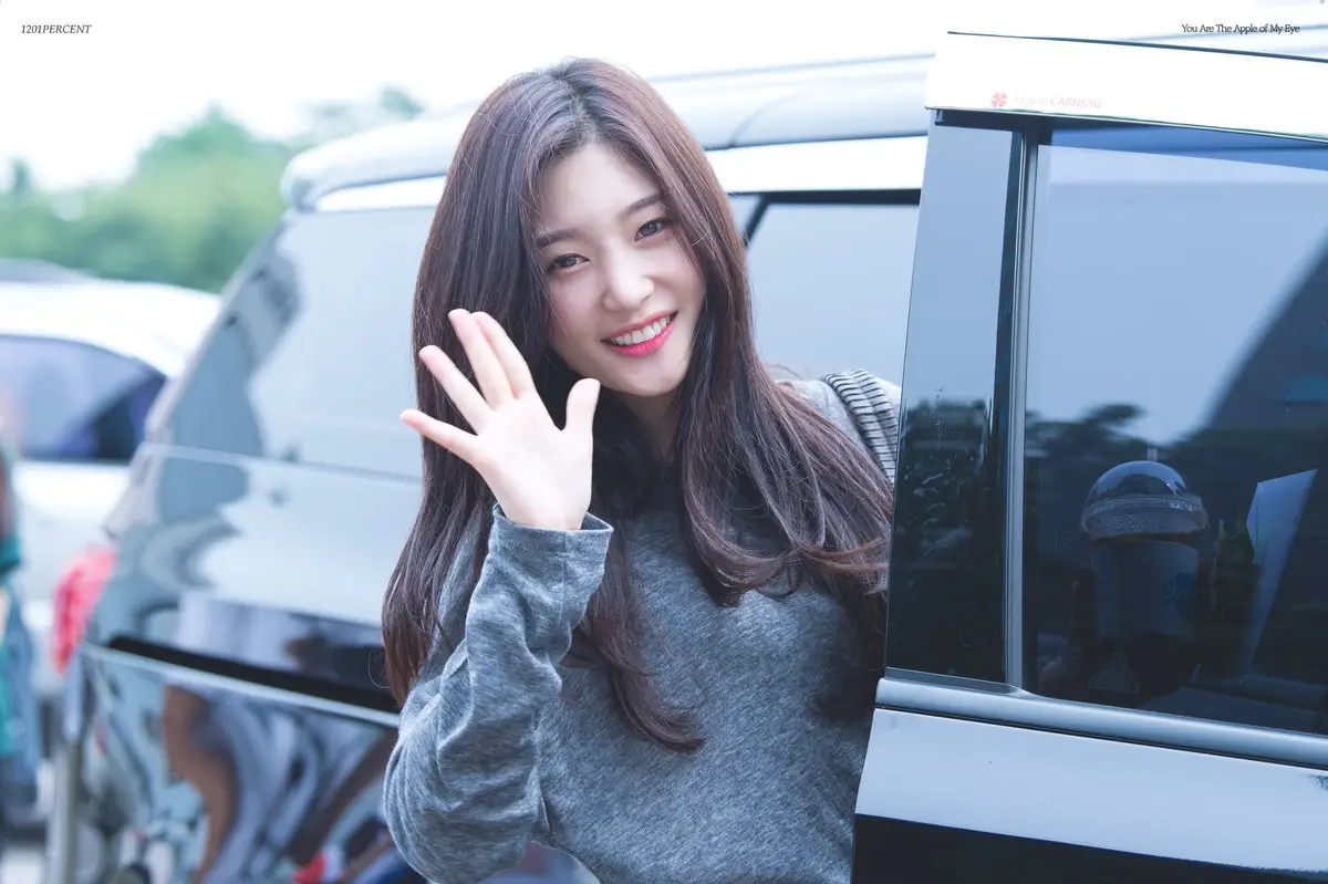 앞머리 잘랐던 정채연.jpg