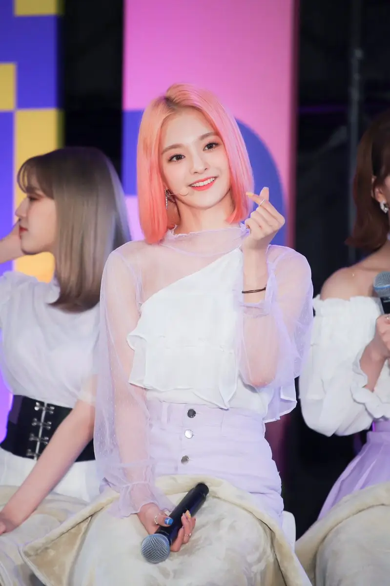 핑크 단발로 염색한 #이나경 #프로미스나인
