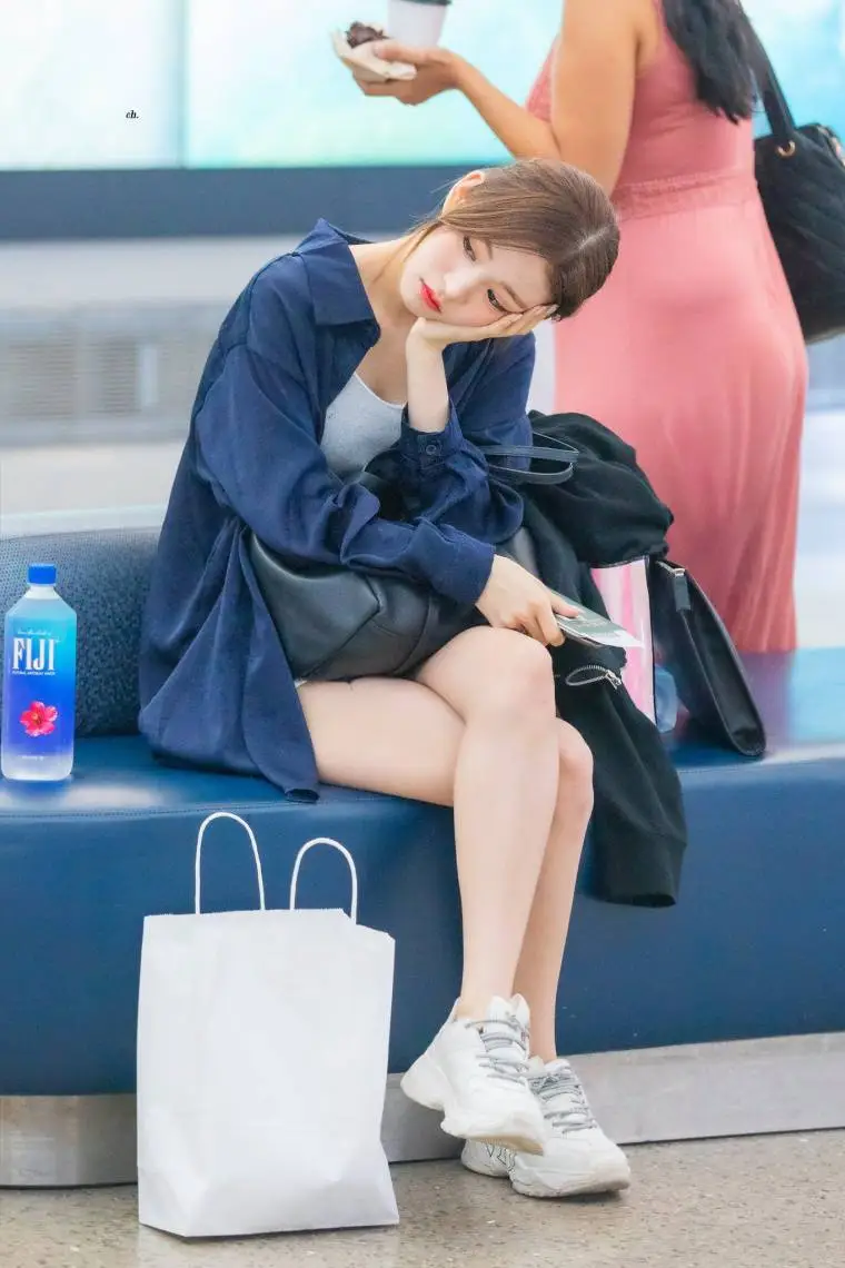 프로미스나인 이채영 공항패션