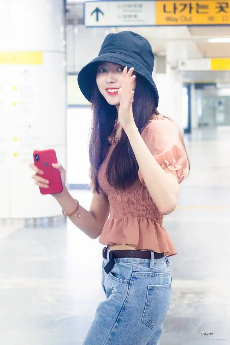 지하철광고 인증하는 임나영.jpg