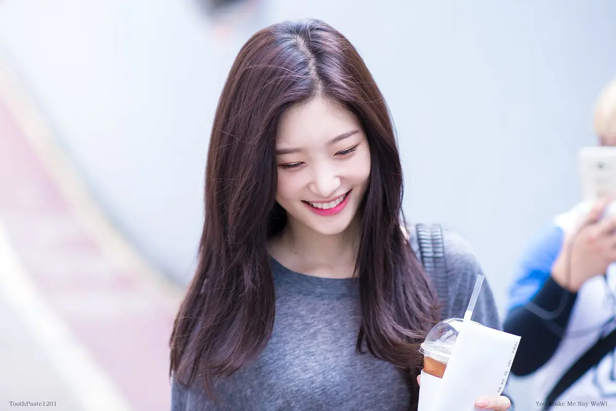 앞머리 잘랐던 정채연.jpg