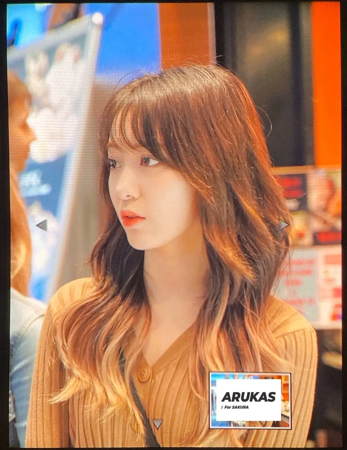 오늘자 긴머리 웨이브로 나타난 사쿠라
