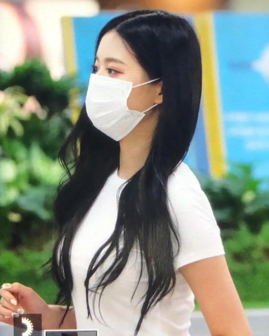 마스크 쓰고 입국하는 장원영.jpg (프리뷰)