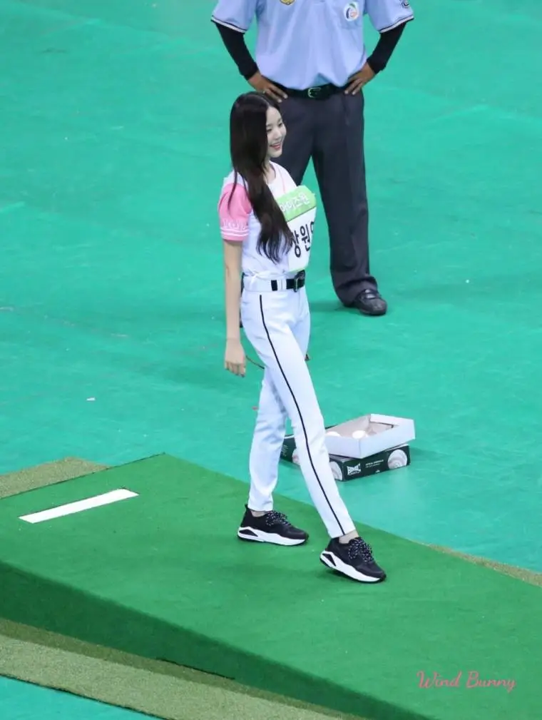 [아육대] 투구하는 아이즈원 장원영.jpg