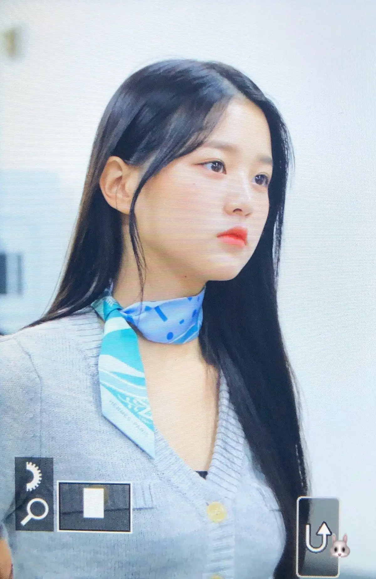 스카프로 포인트준 아이즈원 장원영 공항패션.jpg
