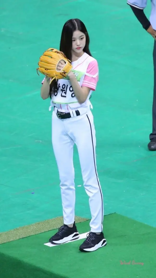 [아육대] 투구하는 아이즈원 장원영.jpg