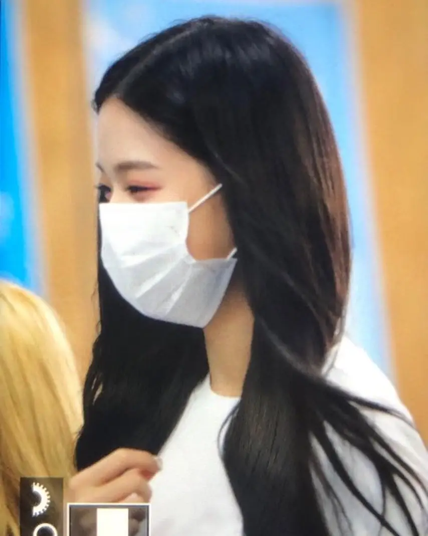마스크 쓰고 입국하는 장원영.jpg (프리뷰)