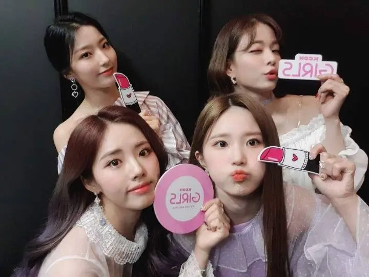 프로미스나인 KCON.jpg (MC 유키카)