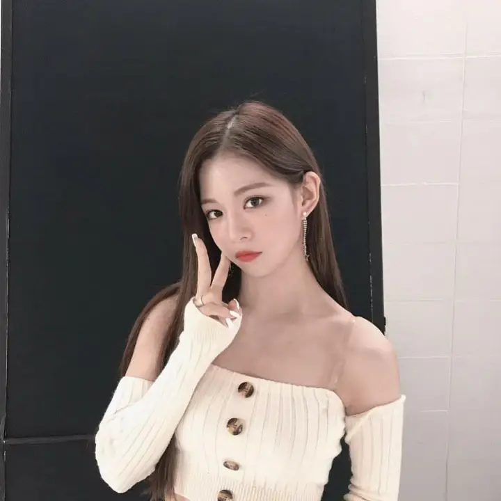 프로미스나인 이채영.insta