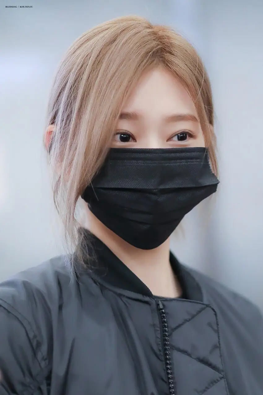 마스크 쓴 아이즈원 김민주.jpg