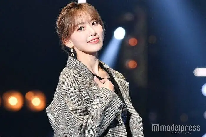 아이즈원 사쿠라 런웨이.jpg