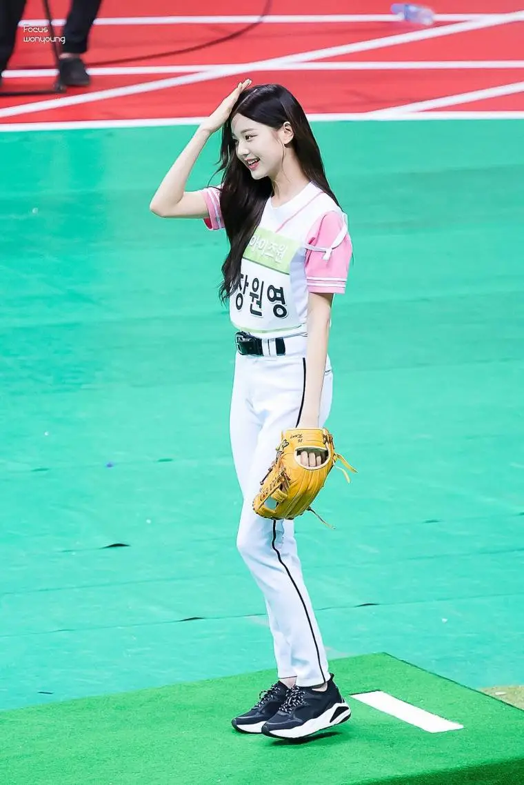 [아육대] 투구하는 아이즈원 장원영.jpg