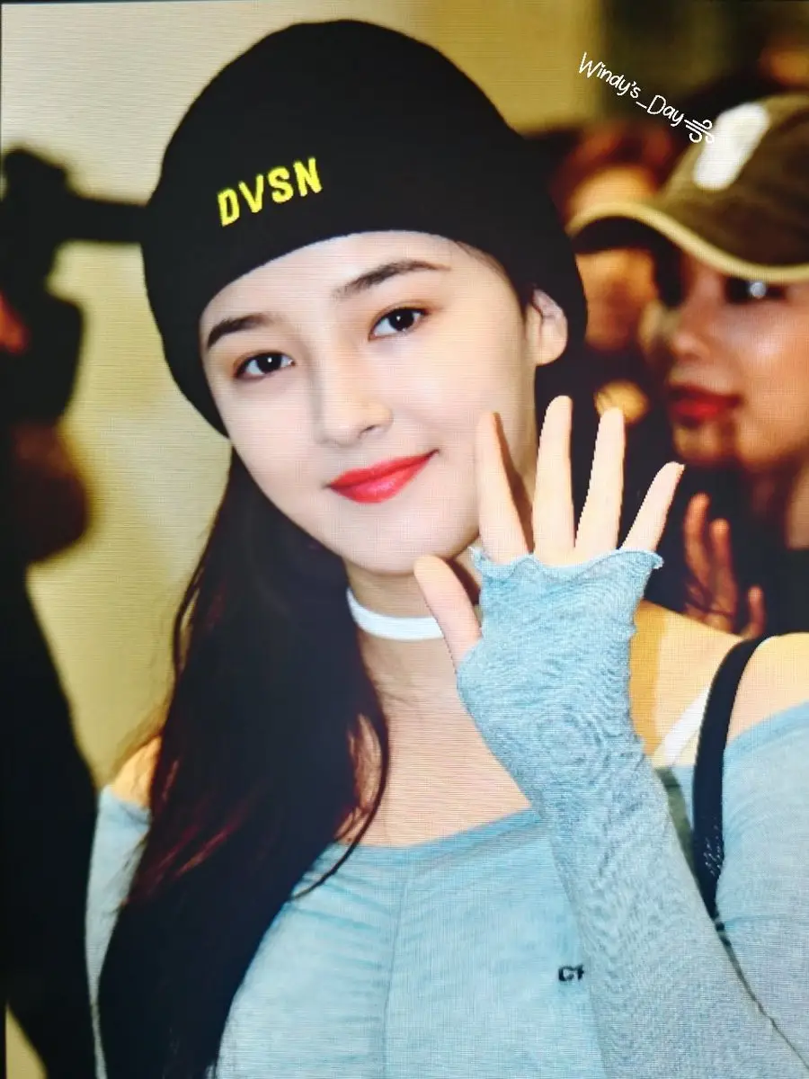 출국하는 모모랜드 낸시 + insta