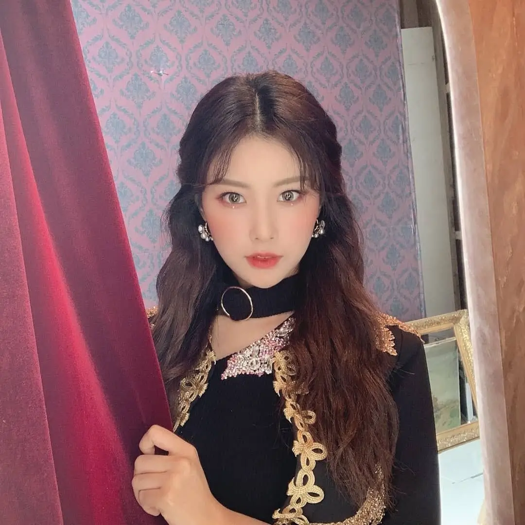 [뱀파이어] 아이즈원 강혜원 & 사쿠라.jpg