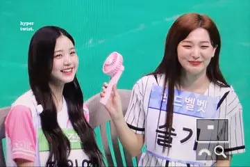 아이즈원 원영에게 손선풍기 쐬주는 레드벨벳 슬기.jpg