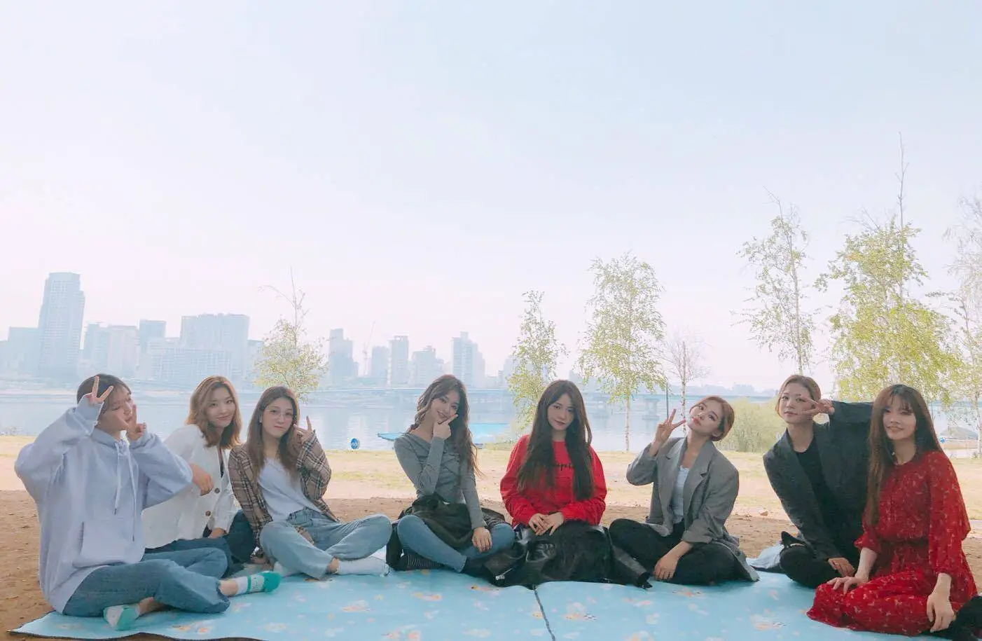 #프로미스나인 한강 나들이.jpg
