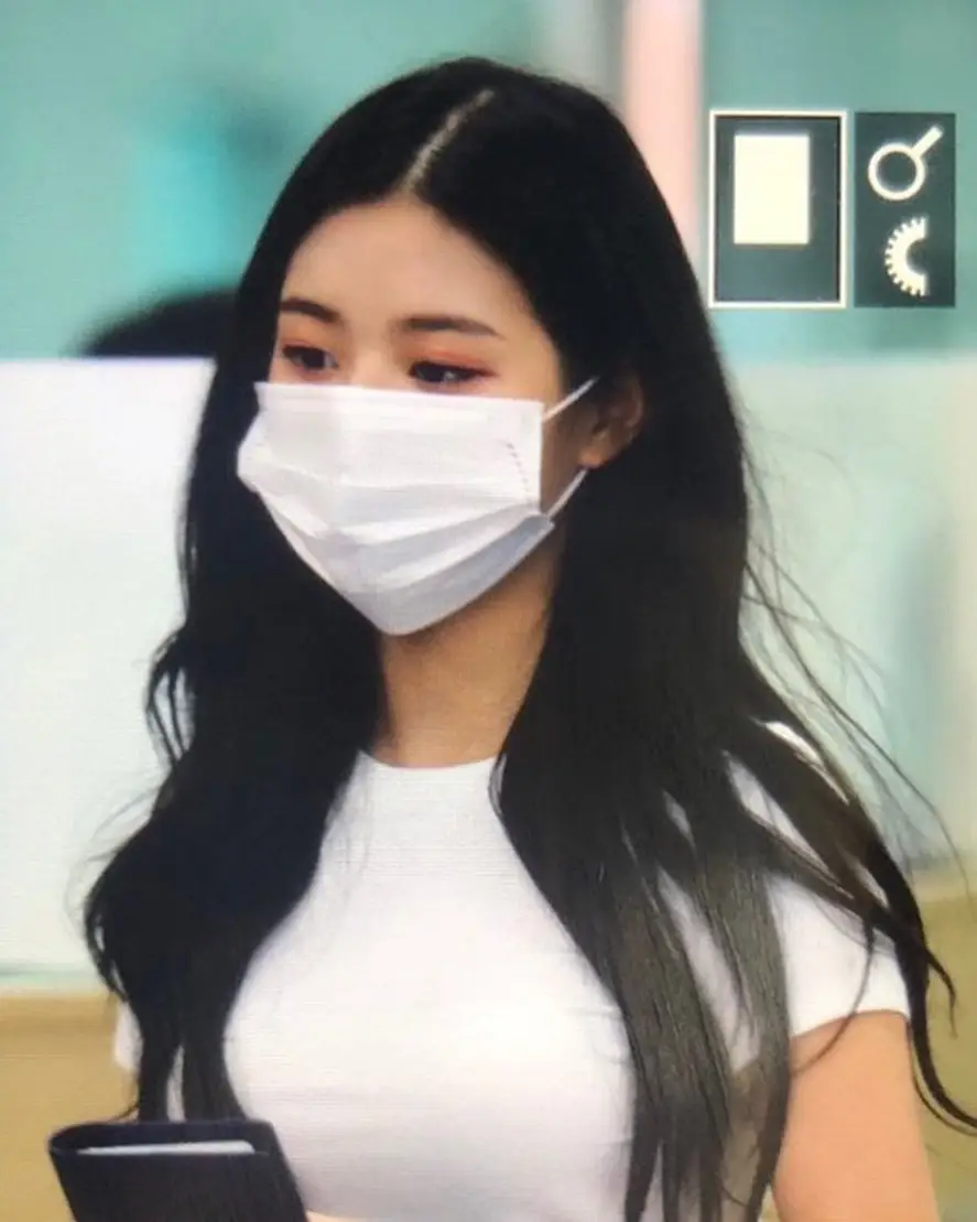 마스크 쓰고 입국하는 장원영.jpg (프리뷰)