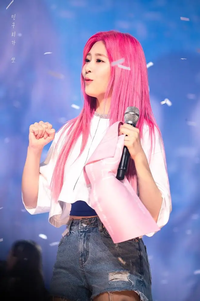 핑크컬러... #아이즈원 #밍구리 #김민주 @아이즈원콘서트