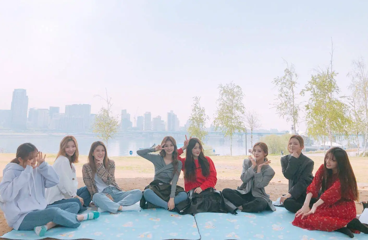 #프로미스나인 한강 나들이.jpg