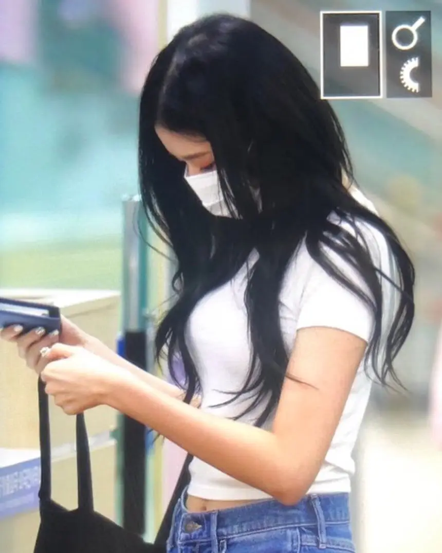 마스크 쓰고 입국하는 장원영.jpg (프리뷰)