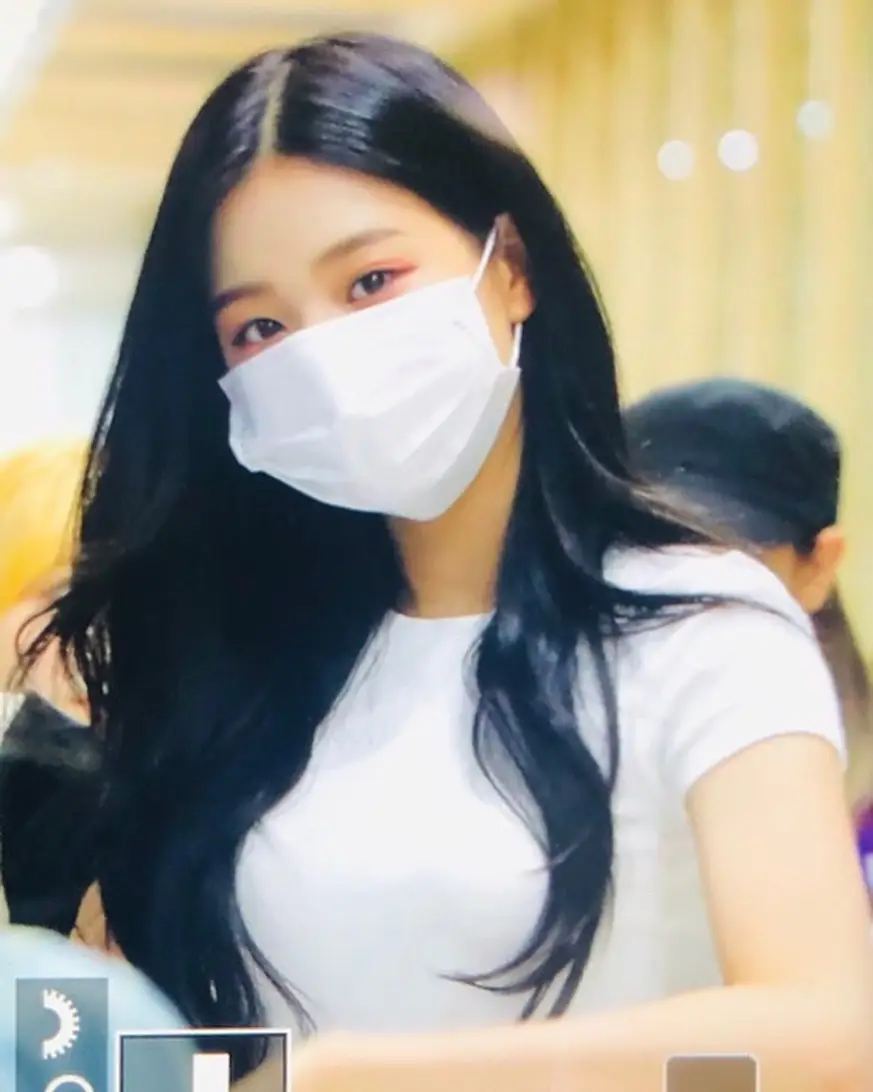 마스크 쓰고 입국하는 장원영.jpg (프리뷰)