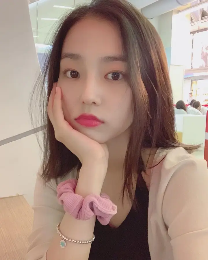 clc 장예은 인스타.jpg