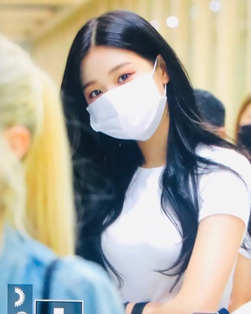 마스크 쓰고 입국하는 장원영.jpg (프리뷰)