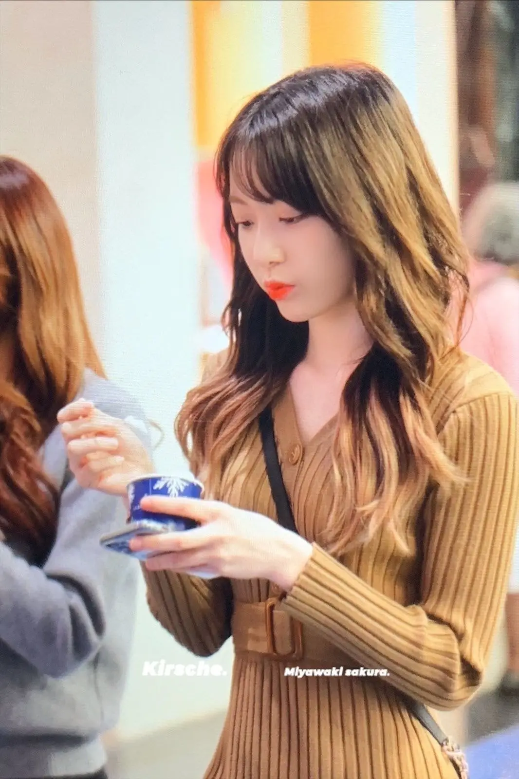 오늘자 긴머리 웨이브로 나타난 사쿠라