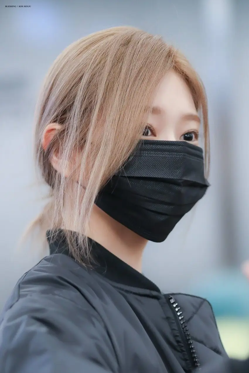 마스크 쓴 아이즈원 김민주.jpg